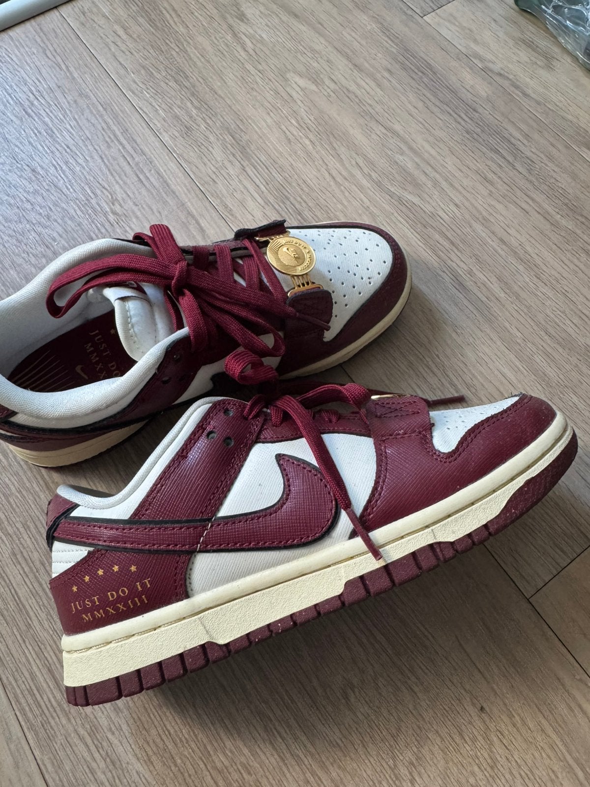 Mooie Nike Dunk Low SE “Just Do It” in maat 35,5., Kleding | Dames, Schoenen, Ophalen of Verzenden, Zo goed als nieuw, Rood