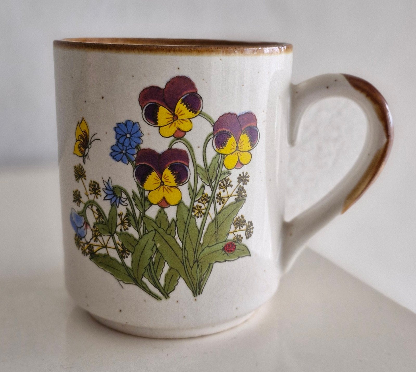 Vintage Beker Wildflower en lieveheersbeestje, Gebruikt, Overige merken, Keramiek, Vintage