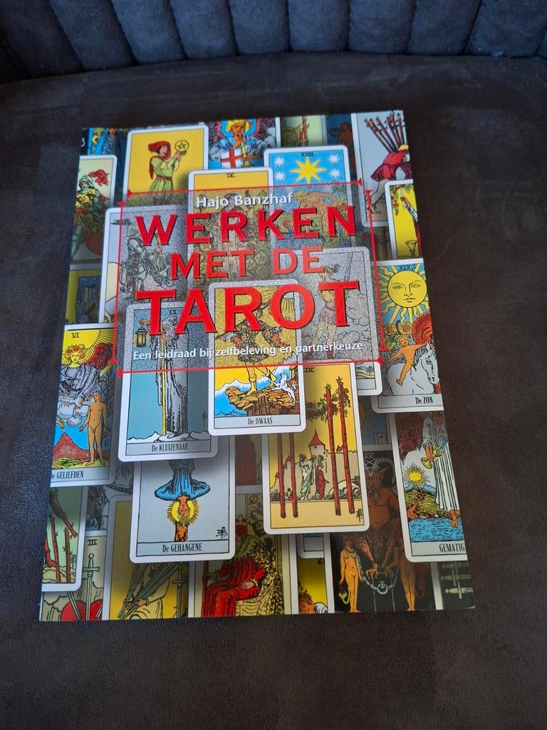 Werken met de Tarot - Hajo Banzhaf, Boeken, Tarot of Kaarten leggen, Hajo Banzhaf, Ophalen of Verzenden, Zo goed als nieuw