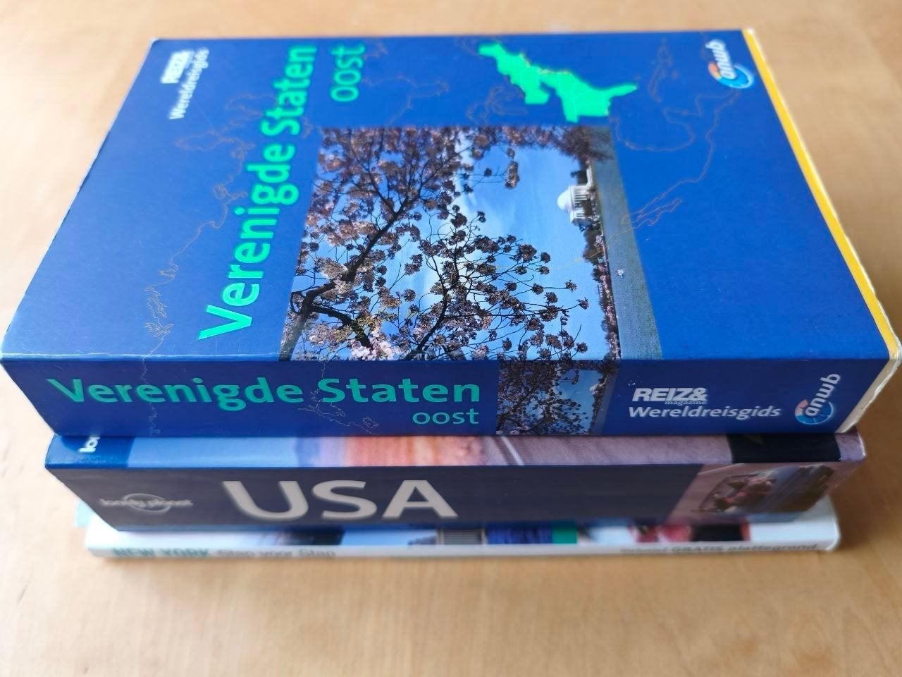 2 Prachtige Reisgidsen (Verenigde Staten), 1 Stedengids NYC, Overige merken, ANWB, Ophalen of Verzenden, Zo goed als nieuw