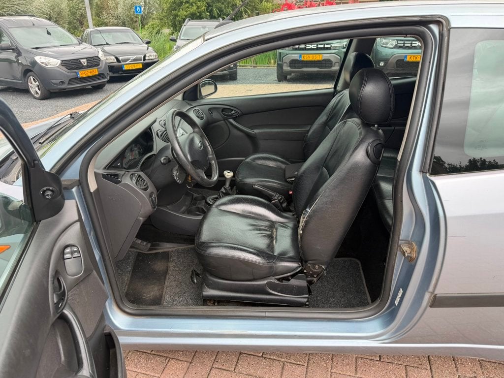 Ford Focus 1.6-16V Futura - Export / Handel - APK tot 3-10-2, Auto's, 1596 cc, Zwart, 4 cilinders, 49 €/maand