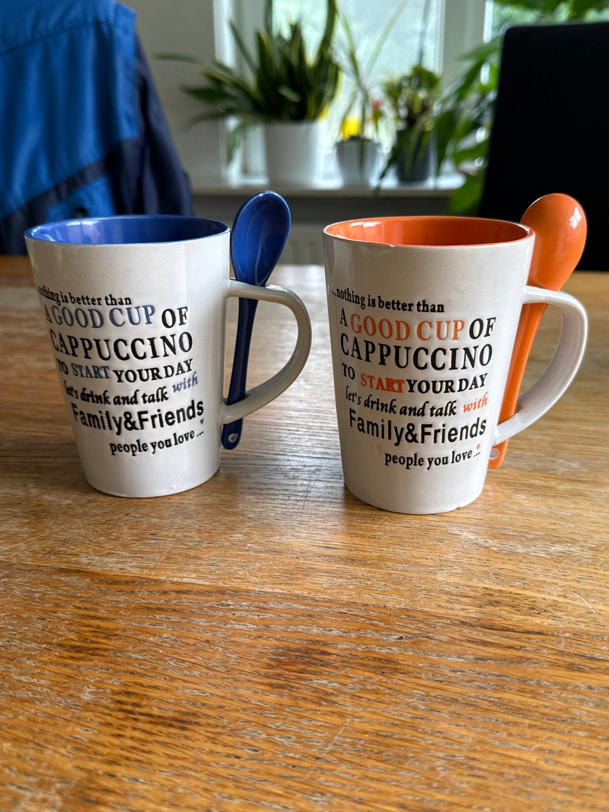 2 Cappuccino mokken met lepel - Family & Friends, Keramiek, Zo goed als nieuw, Modern, Mok