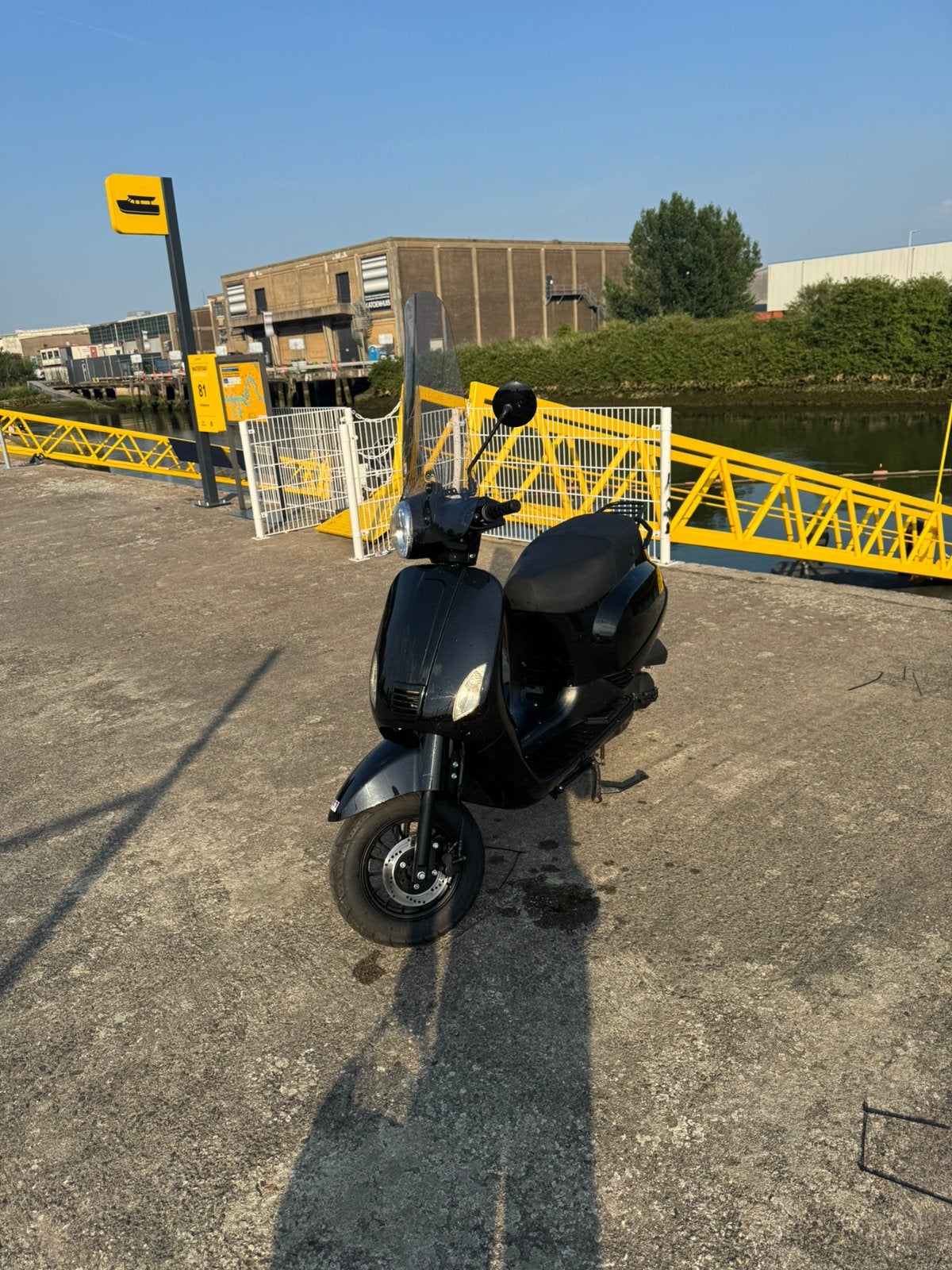 BTC-Riva zwarte scooter, Ophalen, Zo goed als nieuw, Benzine, Maximaal 25 km/u
