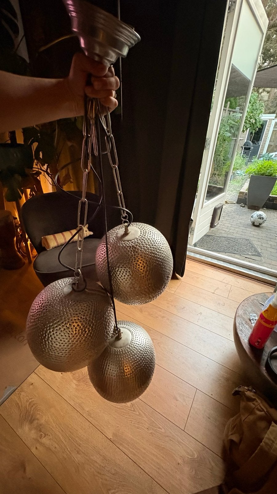 Hanglamp met 3 zilverkleurige bollen, Huis en Inrichting, Lampen | Hanglampen, Ophalen, Gebruikt, Metaal