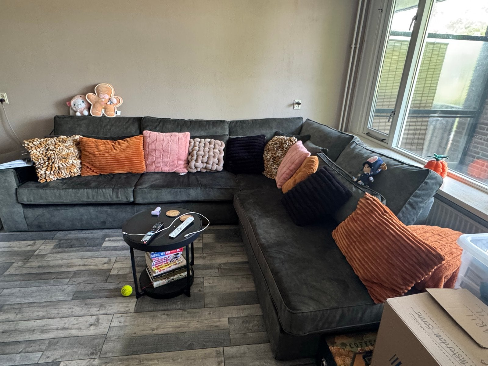 California bank van Seats & Sofa’s - Hoekbank met groene kus, Huis en Inrichting, Banken | Bankstellen, Ophalen, Gebruikt, 100 tot 125 cm