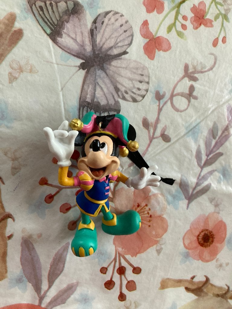 Nieuw Disney ornament - Mickey Mouse gekleurde outfit, Ophalen of Verzenden, Mickey Mouse, Nieuw, Beeldje of Figuurtje