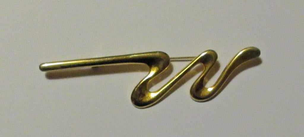 speld 02 Goudkleurige golvende broche Trifari style vintage, Overige materialen, Ophalen of Verzenden, Zo goed als nieuw, Goud