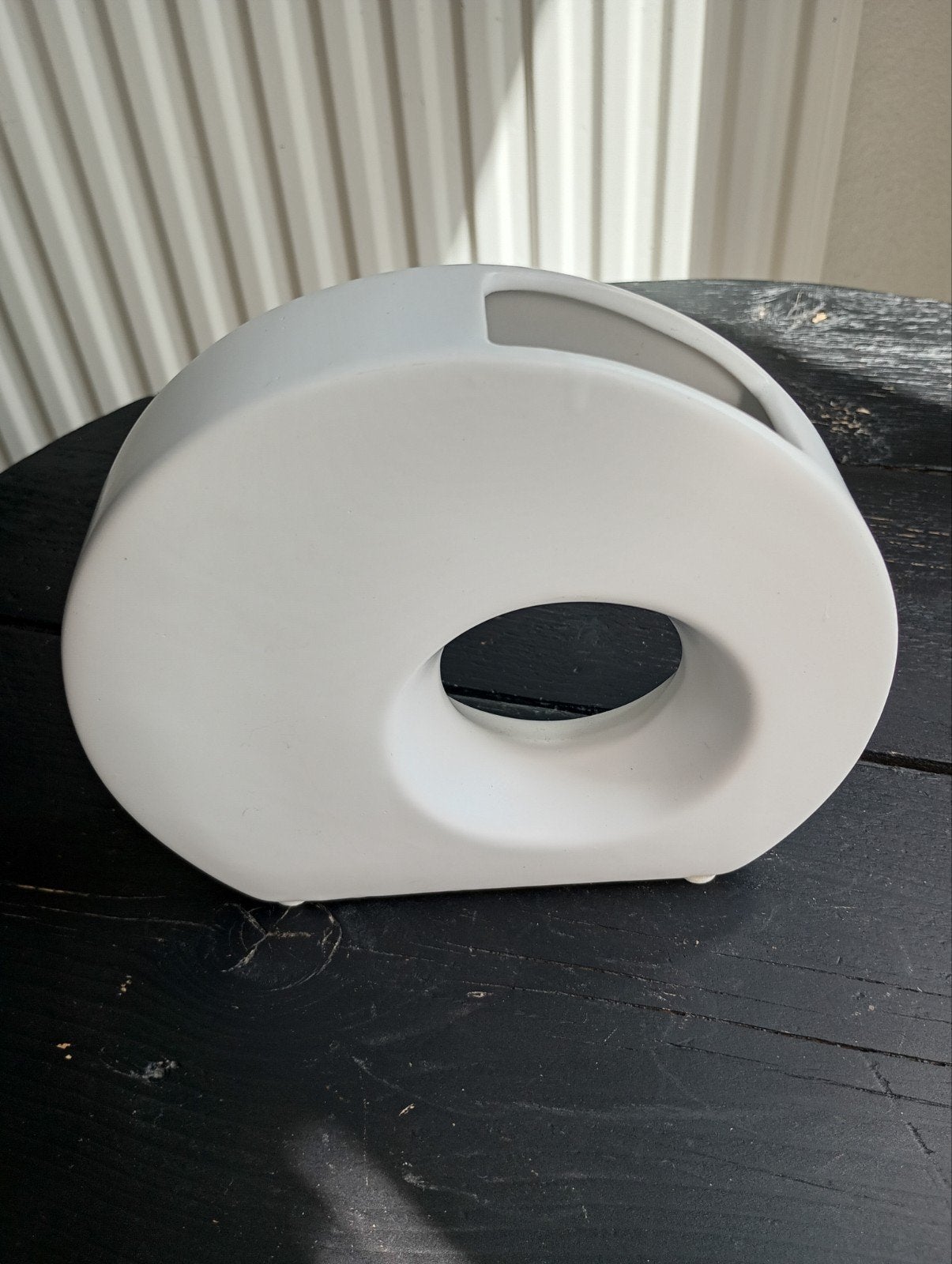 Moderne Witte Keramische Vaas met Uniek Rond Gat Design, Wit, Ophalen of Verzenden, Zo goed als nieuw, Met patroon/structuur