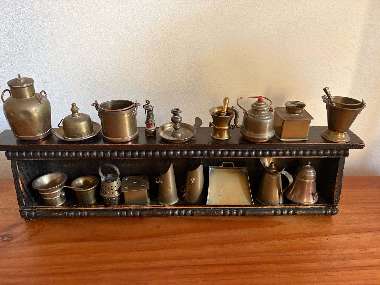 Miniatuur messing keukenset op houten plank, Antiek en Kunst, Ophalen