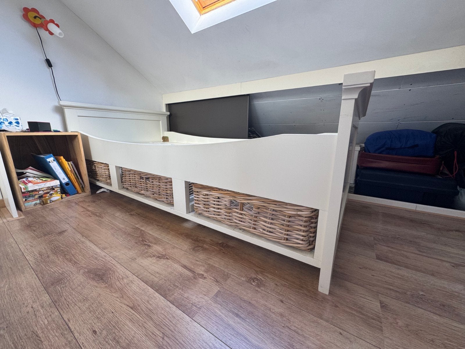 Wit eenpersoonsbed met opbergmanden, Huis en Inrichting, Ophalen, Gebruikt, 90 cm, Eenpersoons