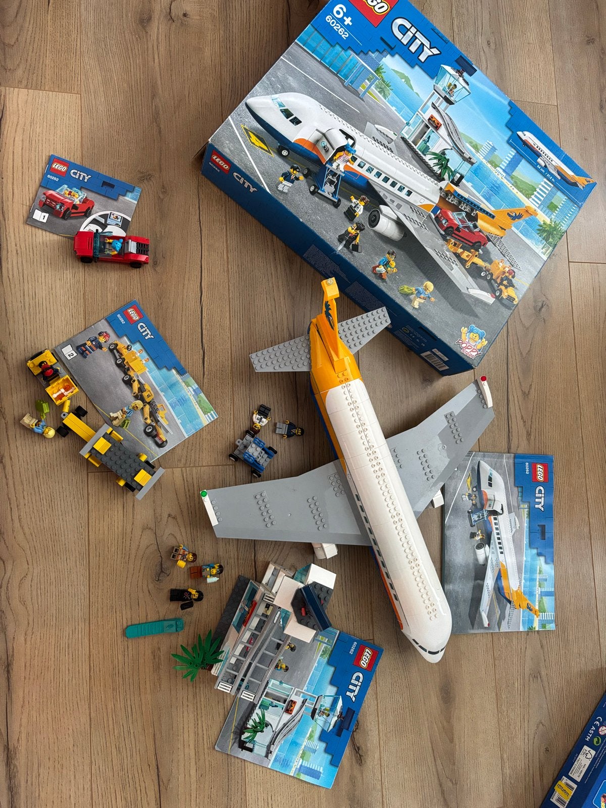 57) LEGO City Passagiersvliegtuig 60262 - Zo goed als nieuw, City, Lego, Ophalen of Verzenden, Zo goed als nieuw