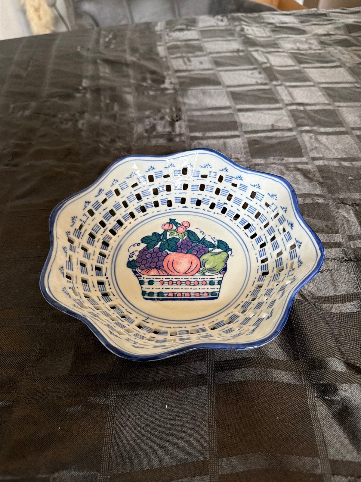Decoratieve porseleinen fruitschaal met fruitmotief, Antiek en Kunst, Ophalen