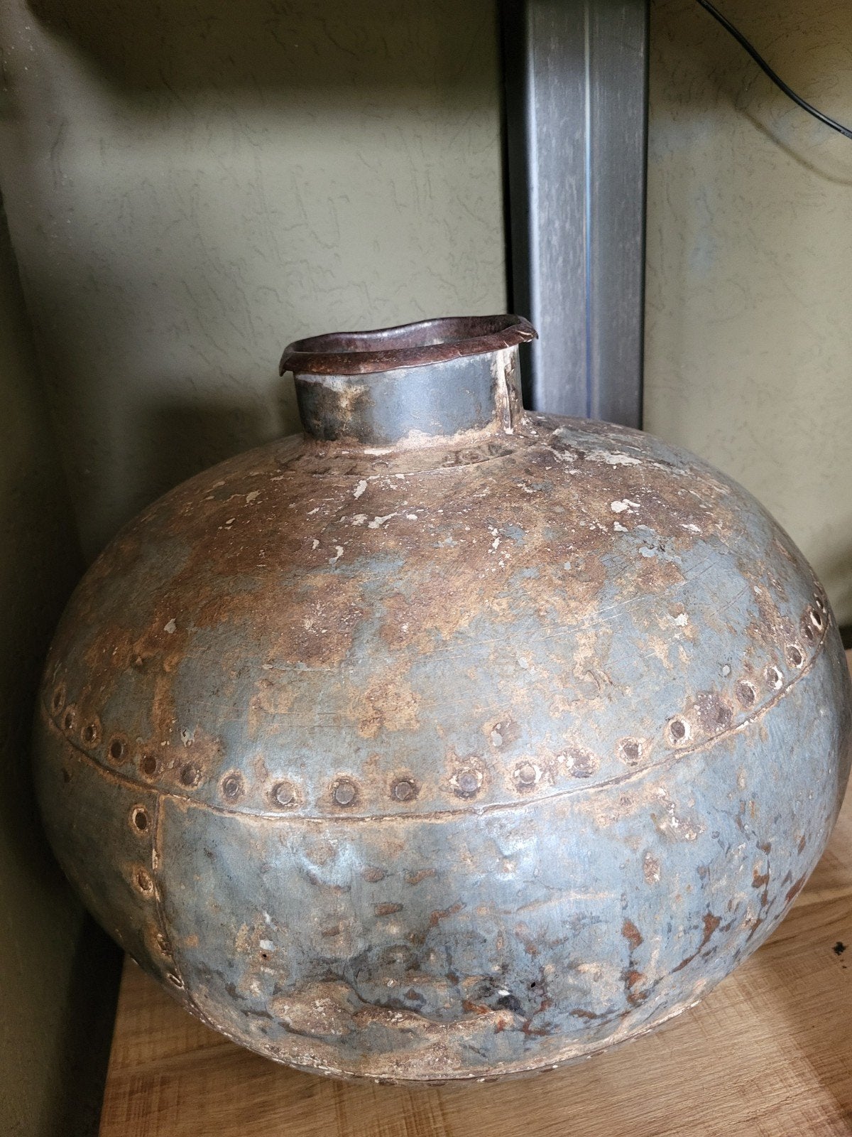 oude metalen waterkruik, Ophalen, Metaal