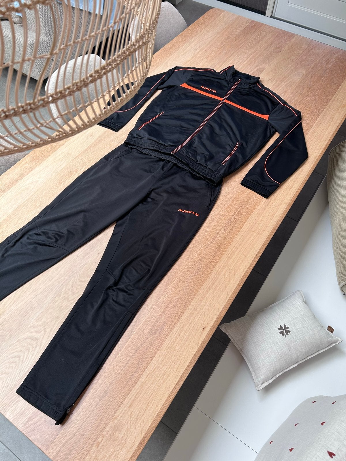 Masita trainingspak - Zwart/Oranje - Maat M, Fitness, Maat 48/50 (M), Zwart, Ophalen of Verzenden