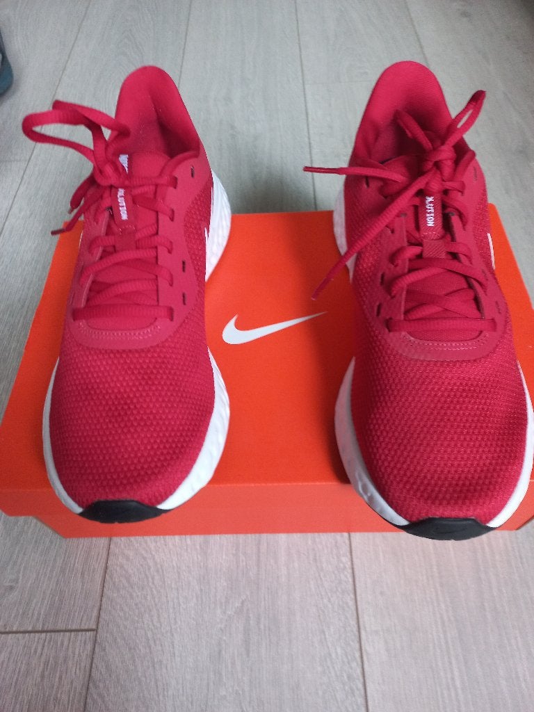 Nike Revolution 5 "Gym Red" – Maat 43 – Zo goed als nieuw, Kleding | Heren, Schoenen, Overige kleuren, Verzenden, Nike, Sneakers of Gympen