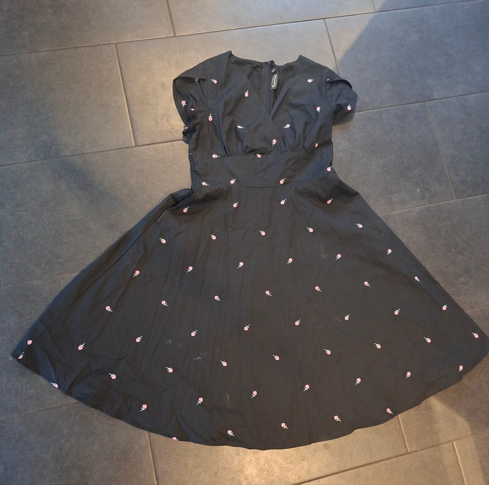 Voodoo Vixen jurk zwart met roze roosjes - Maat L/40-42, Kleding | Dames, Voodoo Vixen, Zwart, Maat 42/44 (L), Nieuw
