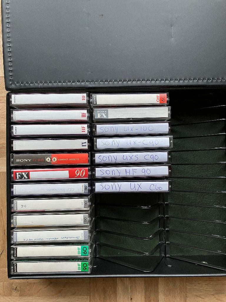 Verzameling cassettebandjes in koffers, Cd's en Dvd's, Cassettebandjes, Gebruikt, Overige genres, Ophalen of Verzenden, Met bewaardoos, rek of koffer