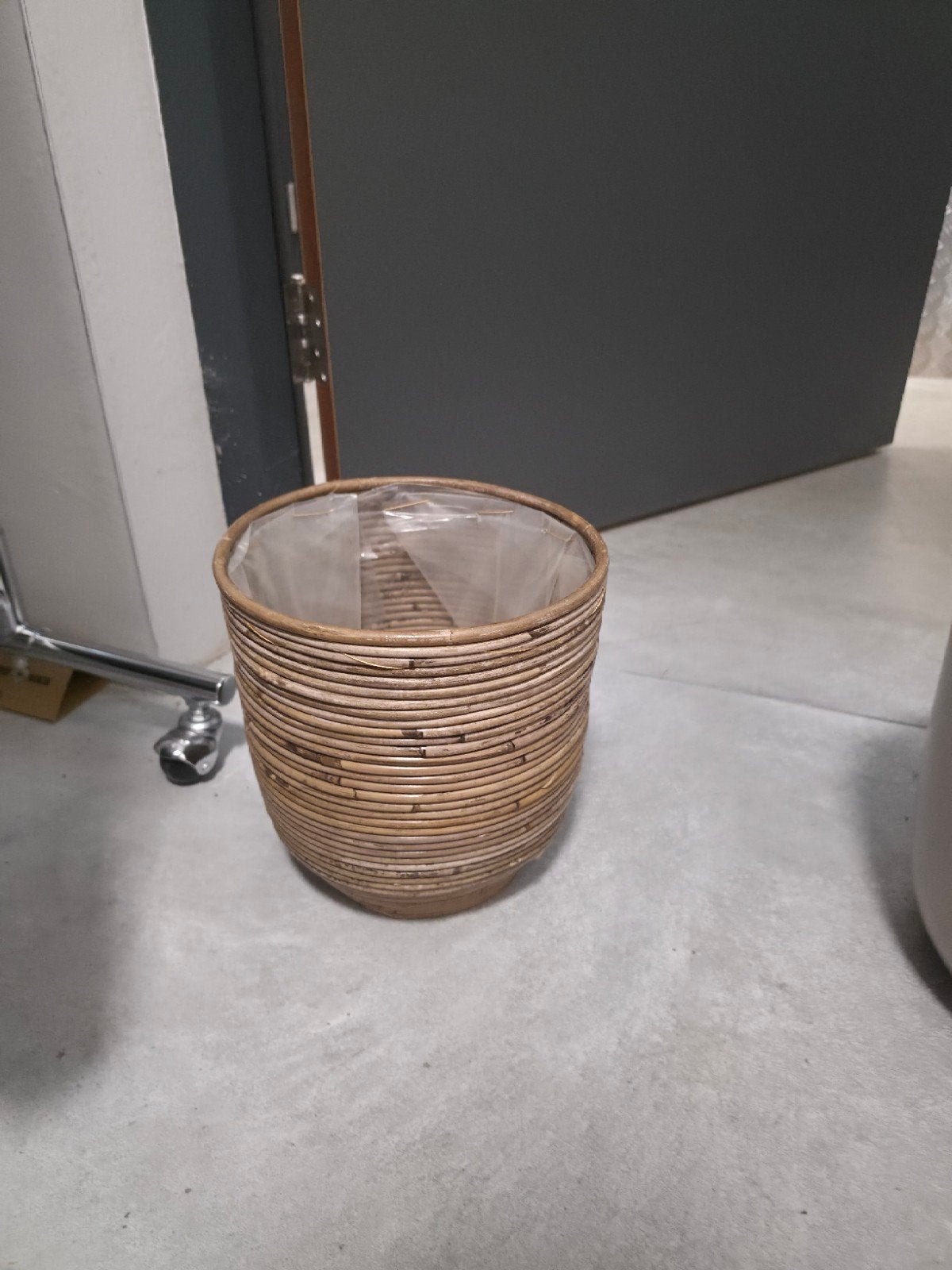 Mooie rotan plantenpot met plastic binnenvoering, Tuin en Terras, Bloempotten, Ophalen, Overige materialen, Gebruikt, Rond
