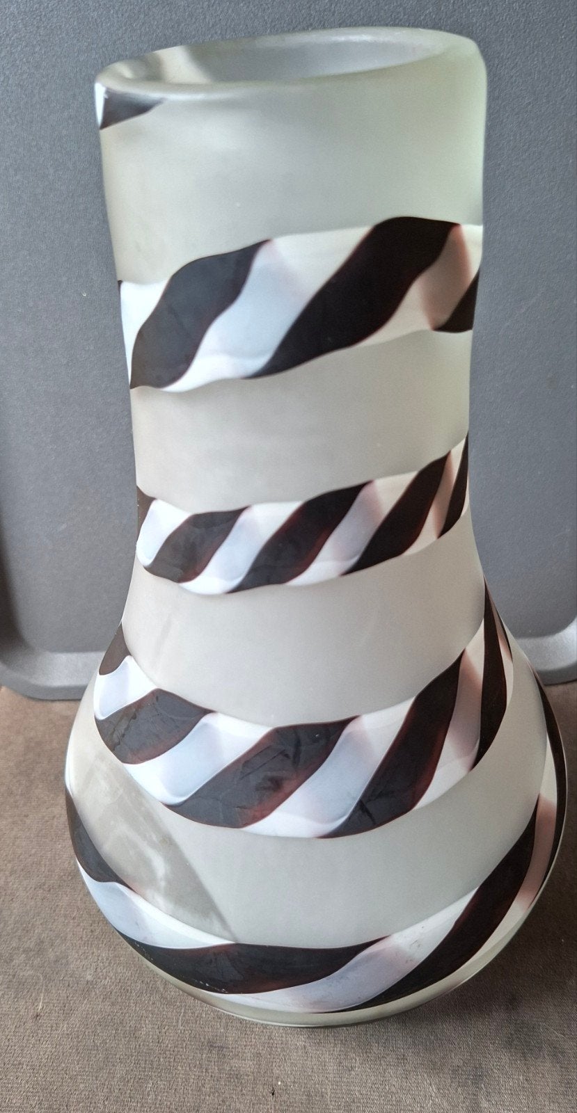 Zebra Vaas - Mat Glas met Zwart-Witte Strepen, Antiek en Kunst, Ophalen of Verzenden