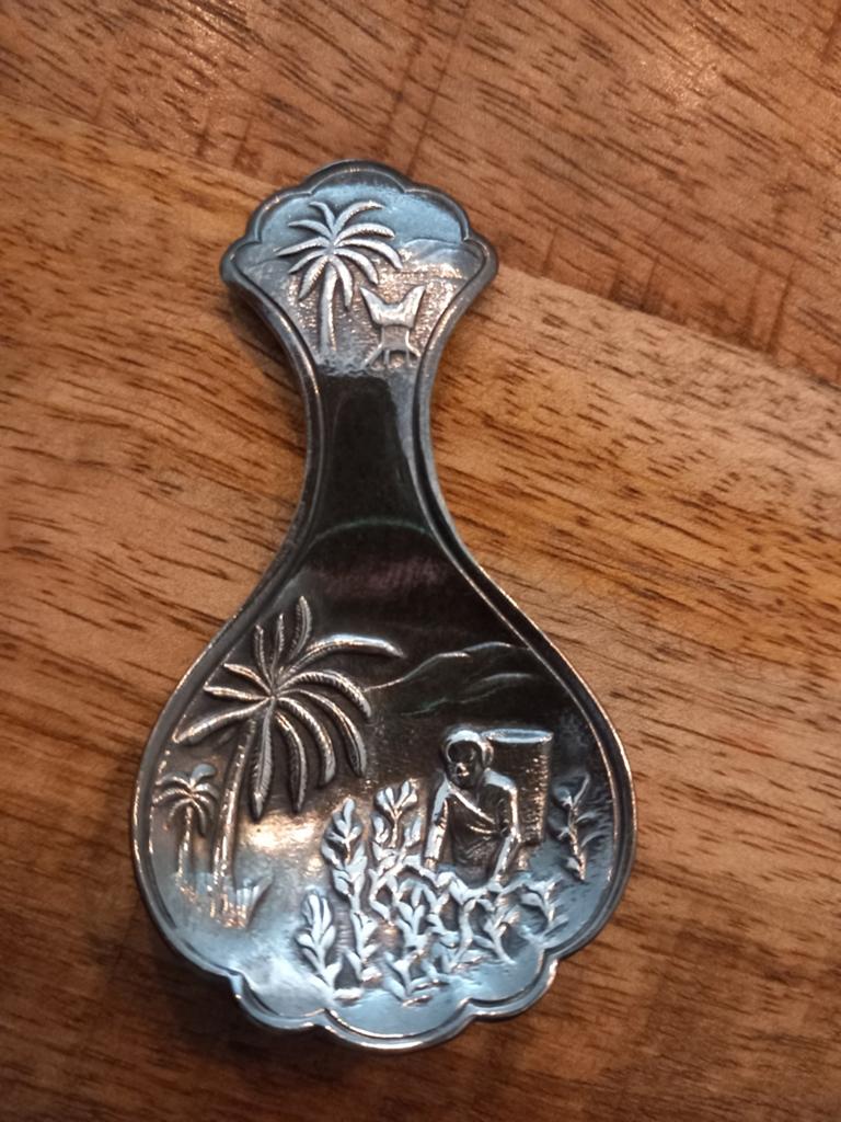 Decoratieve suikerlepel met tropisch tafereel, Antiek en Kunst, Antiek | Bestek, Ophalen of Verzenden