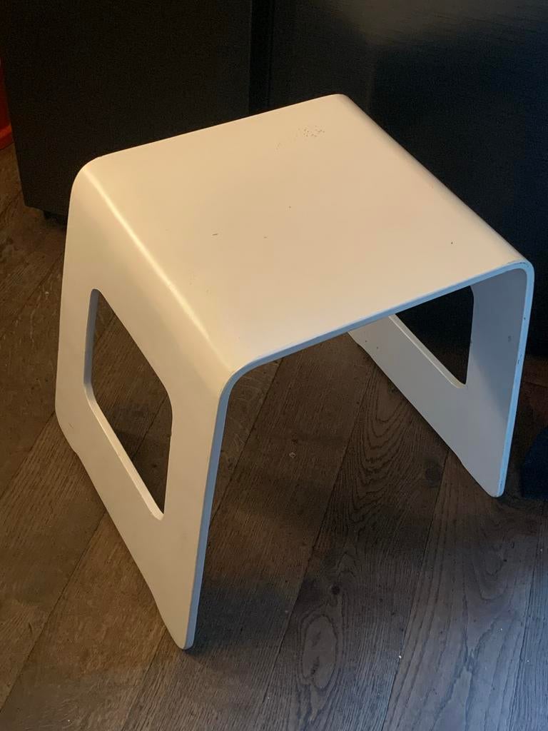 Witte ikea Benjamin kruk / bijzettafel, Ophalen of Verzenden, Gebruikt, Kunststof