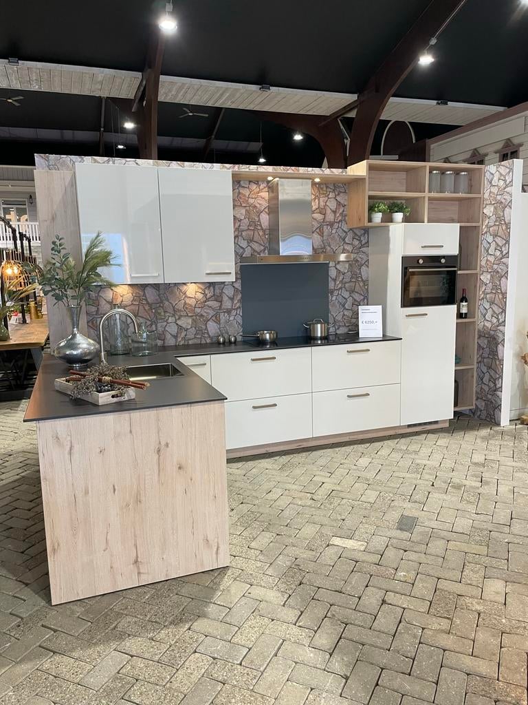SHOWROOMKEUKEN met apparatuur en keramieken blad, Ophalen, Overige materialen, Wit, Hoekkeuken