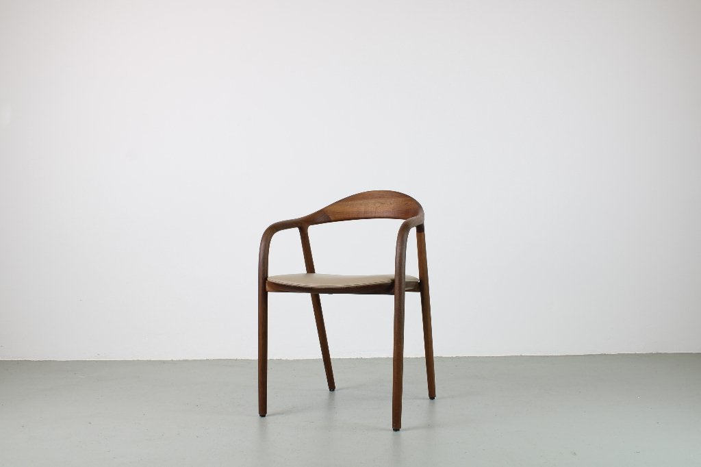 Artisan Neva stoelen, Europees walnoot, Sand leer, Huis en Inrichting, Ophalen, Bruin, Nieuw, Leer
