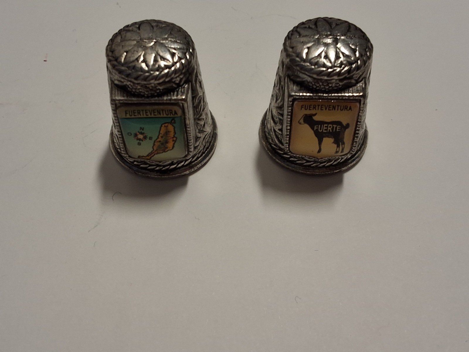 2 Vintage Verzilverde Vingerhoedjes Fuerteventura, Ophalen of Verzenden