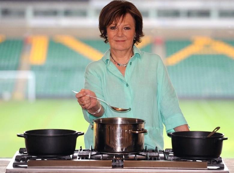 kookboek Delia Smith keukengeheimen favorieten (8x), Boeken, Verzenden, Zo goed als nieuw, Tapas, Hapjes en Dim Sum, Gezond koken