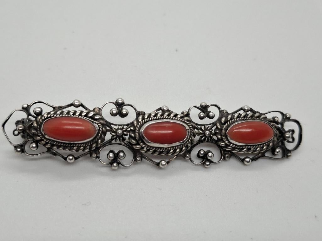Antieke zilveren broche met bloedkoraal - 800 zilver, 4 tot 7 cm, Ophalen of Verzenden, Met edelsteen, Rood