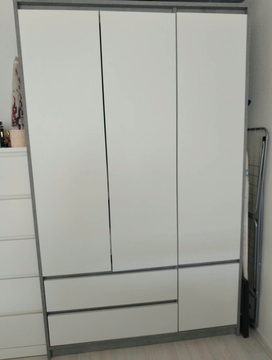 Kledingkast BILLUND wit/betonkleur, Ophalen, 100 tot 150 cm, Zo goed als nieuw, 150 tot 200 cm