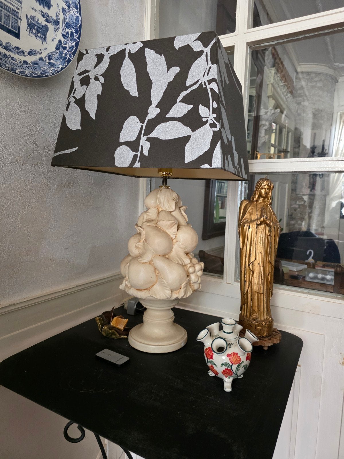 Decoratieve tafellamp met stenen fruitvoet en kap, Ophalen, Gebruikt, Steen/keramiek, Meerkleurig