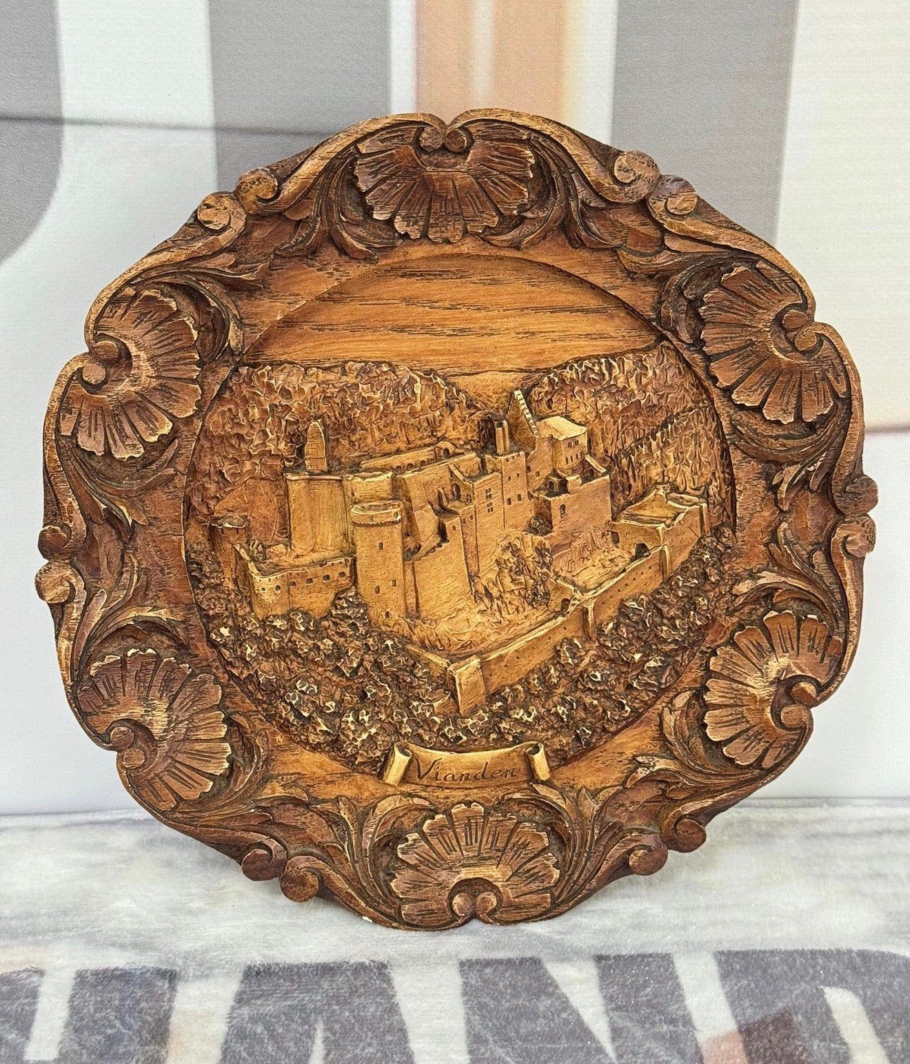 Vintage gesneden houten muurplaat plaquette Vianden kunst, Ophalen of Verzenden