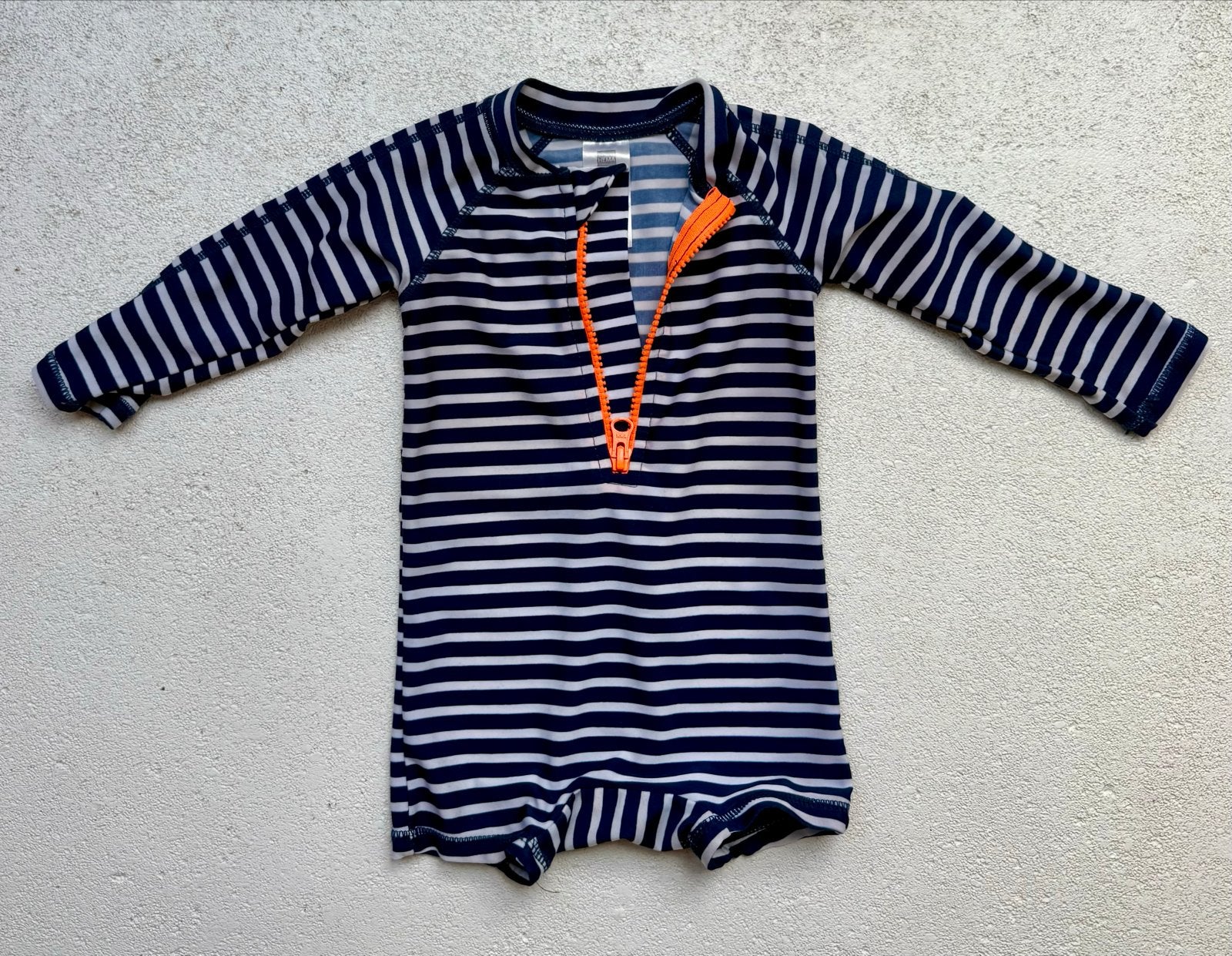 Blauw-wit gestreepte baby zwempak met oranje rits, Badpak, Ophalen of Verzenden, Gebruikt, Maat 62