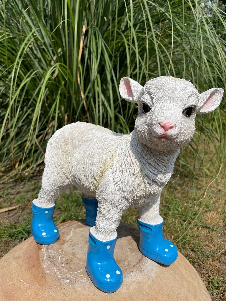 Lammetje laarsjes Blauw, kinderkamer, babykamer, kado 30cm, Ophalen of Verzenden, Nieuw, Kunststof, Dierenbeeld