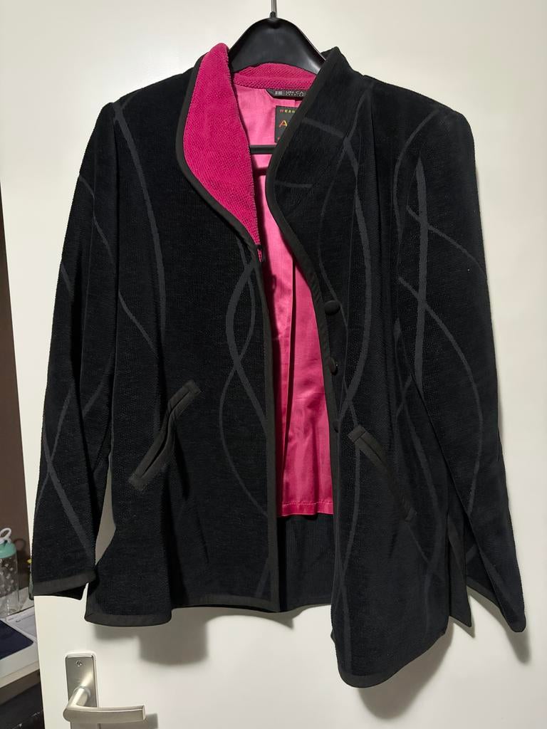 Zwart fluwelen jasje met roze voering - Maat M, Kleding | Dames, Jassen | Winter, Ophalen of Verzenden, Zo goed als nieuw, Maat 38/40 (M)