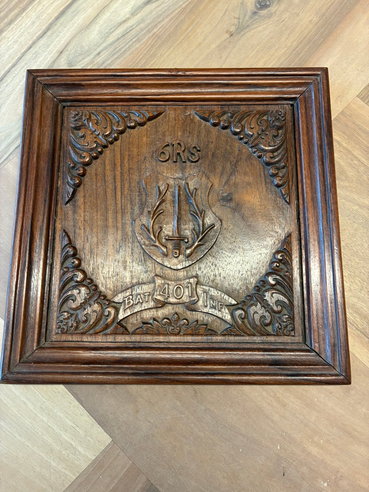Militair Houten Schildje 6RS Bat 401 Inf Ned. Indië, Verzamelen, Ophalen of Verzenden, Nederland, Embleem of Badge