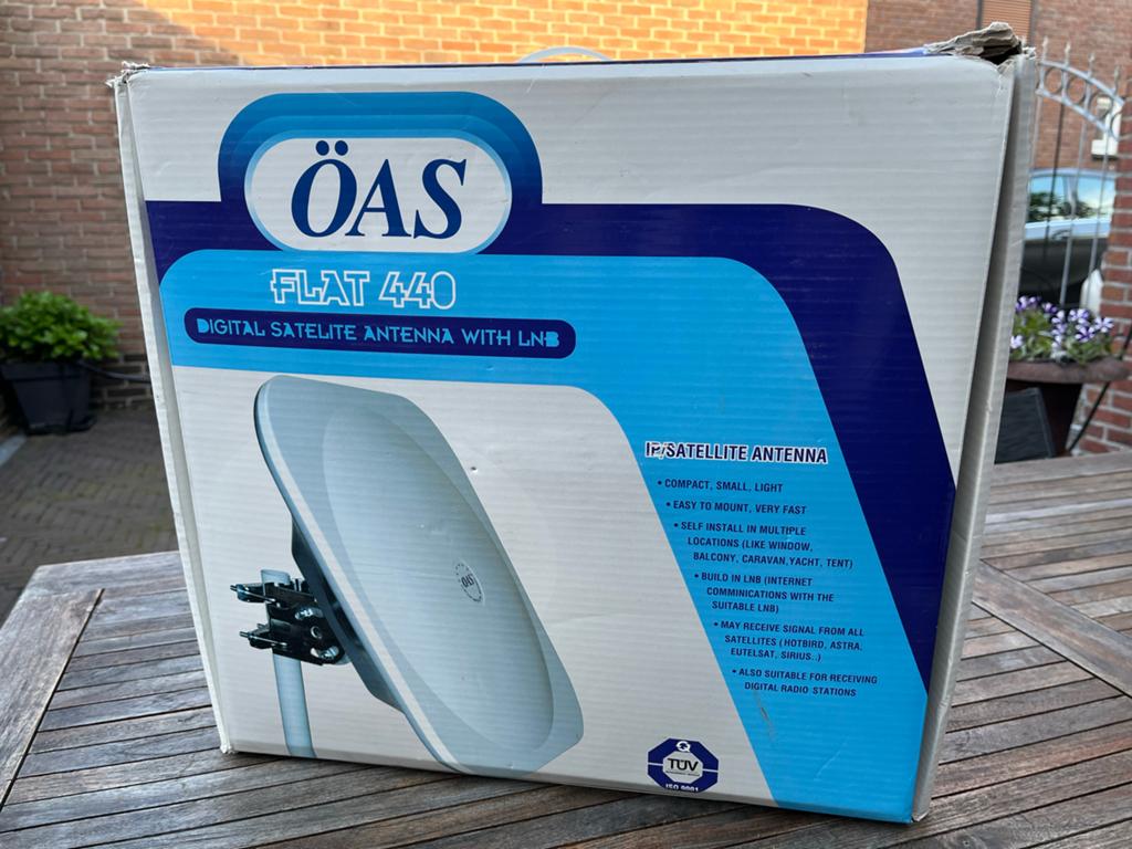 OAS Flat 440 Digitale Satelliet Antenne met LNB, Ophalen, Gebruikt, (Schotel)antenne, Overige merken