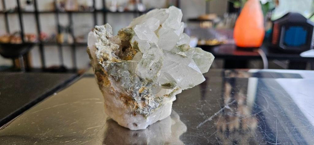Exclusief lemurisch Bergkristal met Chloriet cluster1, Ophalen of Verzenden