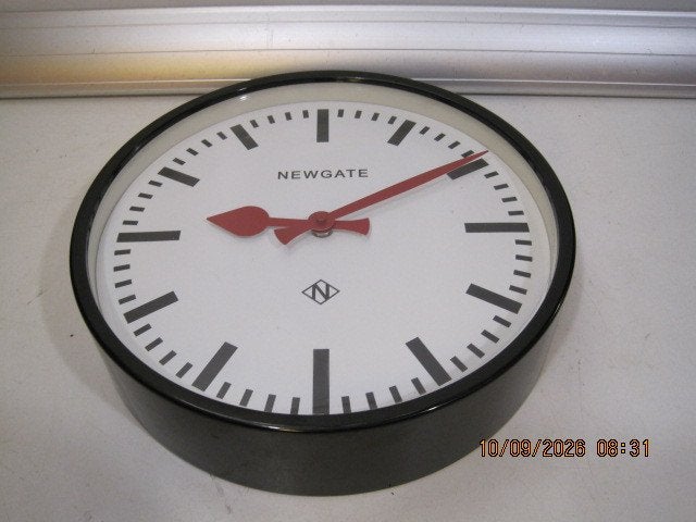 newgate wandklok 30 cm dia en 7 cm dik (399), Wandklok, Analoog, Ophalen of Verzenden, Zo goed als nieuw