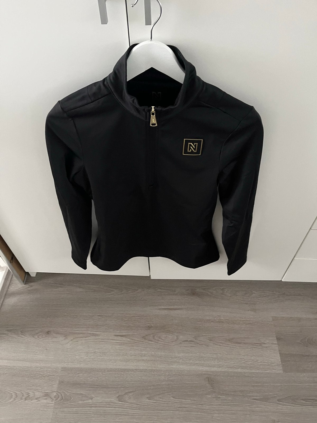Nieuw Nikkie trui maat 36 (S) zwart met gouden details, Ophalen, Nieuw, Maat 36 (S), Zwart