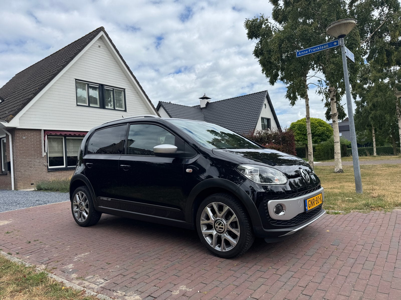 Volkswagen Cross Up! 2015 Zwart, Auto's, Stof, 74 pk, Up!, 4 stoelen