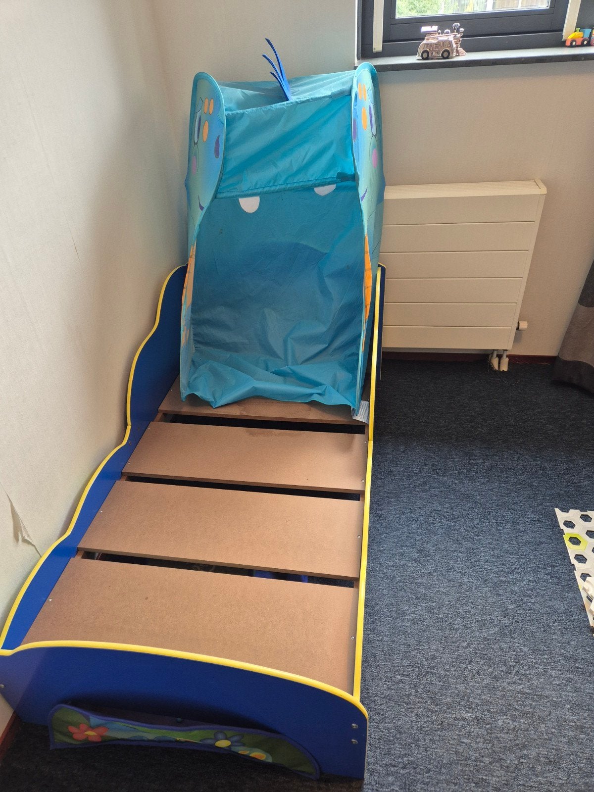 Peuterbed met dinosaurus thema en tentje, Kinderen en Baby's, Ophalen, Gebruikt, 70 tot 85 cm, Lattenbodem