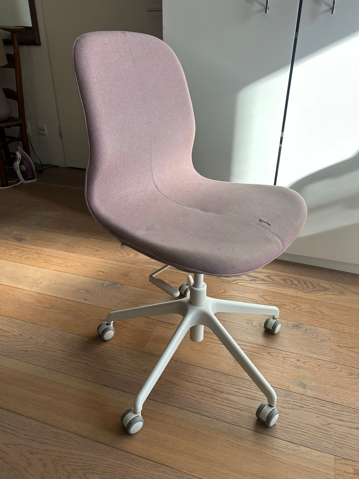 Roze Bureaustoel met Witte Basis - Gebruikt, Huis en Inrichting, Bureaustoelen, Ophalen, Gebruikt, Roze, Bureaustoel