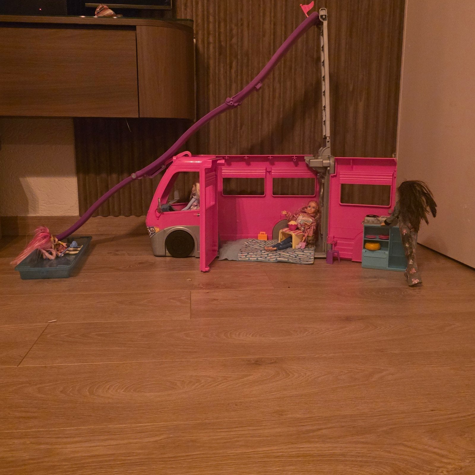 Barbie camper met poppen en accessoires, Ophalen of Verzenden, Gebruikt, Barbie