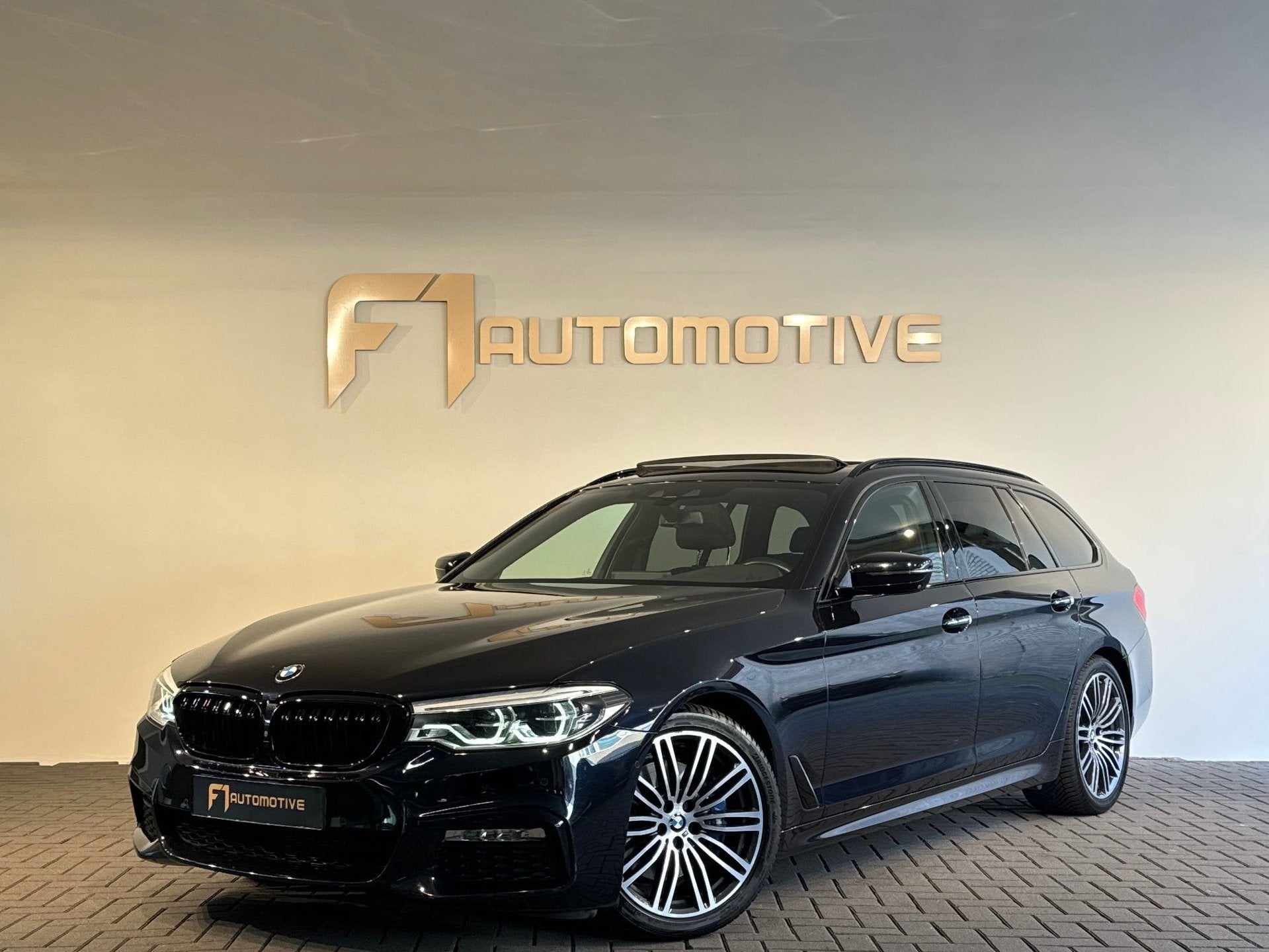 BMW 5-serie Touring 530i xDrive M Sport High Ex Pano|Sfeer, Automaat, 1998 cc, 15 km/l, Gebruikt