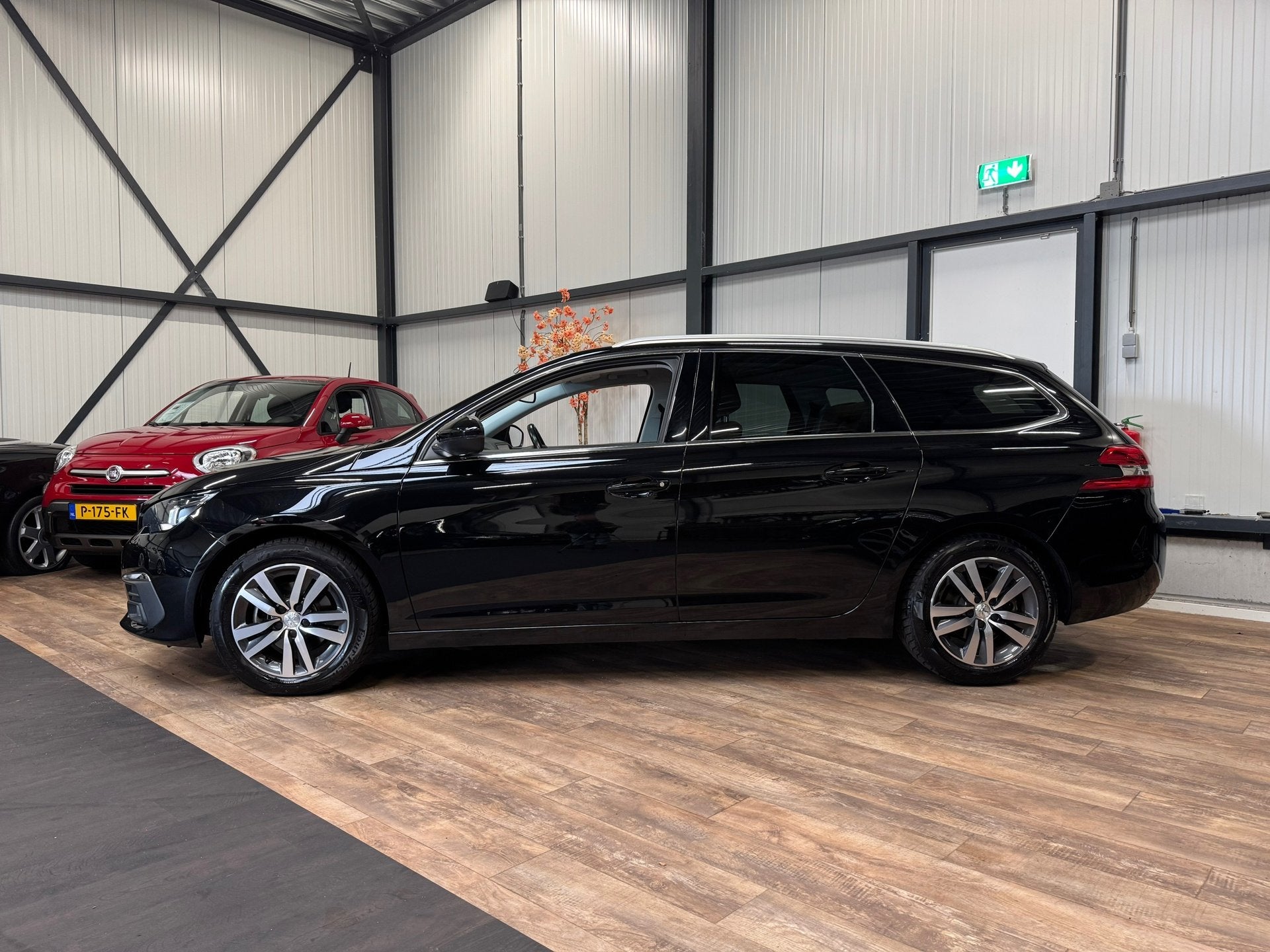 Foto 3 van Peugeot 308 SW 1.2 PureTech Blue Lease Premium / LEDER / PAN