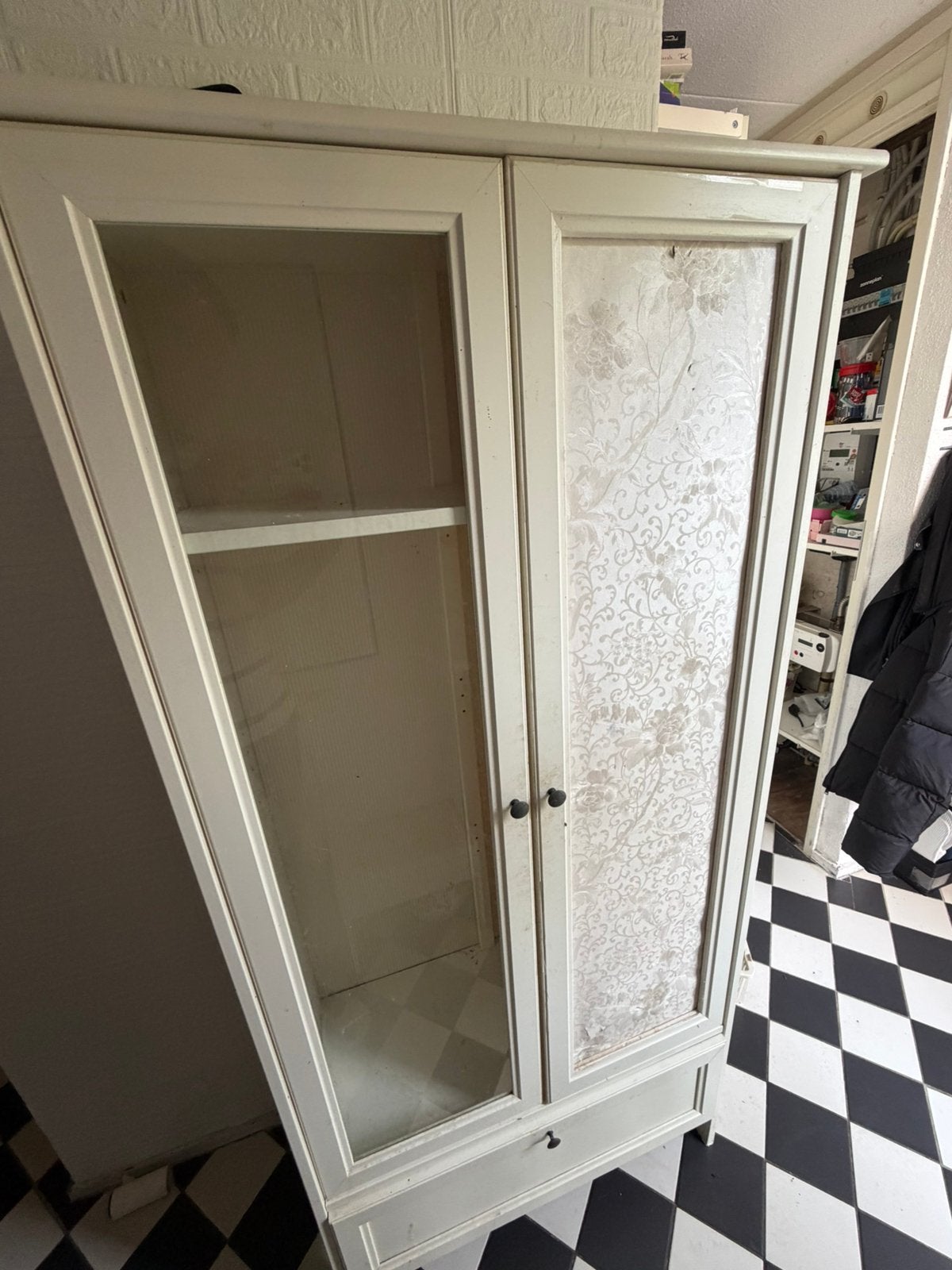 GRATIS witte vitrinekast / servieskast – gratis afhalen