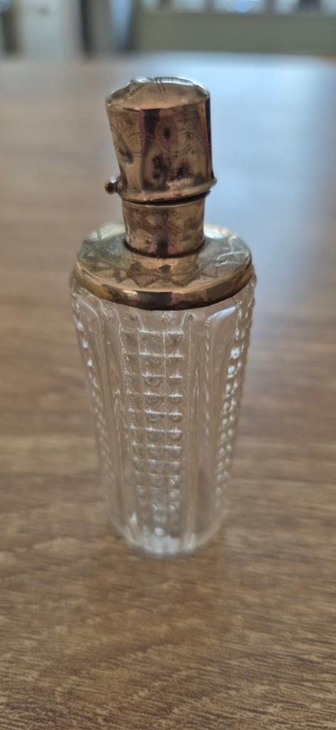 Parfumflesje geslepen glas met zilveren dop, Antiek en Kunst, Antiek | Glas en Kristal, Ophalen of Verzenden