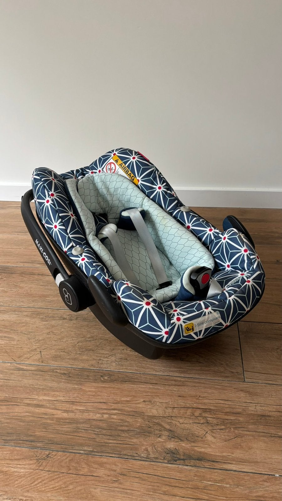 TEAB! Maxi Cosi Pebble Plus Blauw + newborn kussen, Autogordel of Isofix, Zo goed als nieuw, Maxi-Cosi, Ophalen
